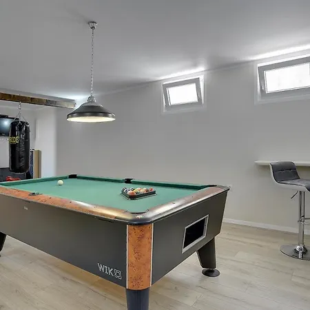 Luxuriose Mit Privatem Pool Nur 1,5 Km Bis Zum Sandstrand Mit Klima, Wlan, Billard, Fitness, Einer Sommerkuche *