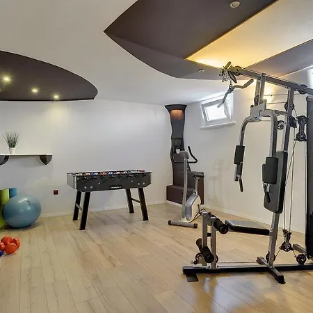 Luxuriose Mit Privatem Pool Nur 1,5 Km Bis Zum Sandstrand Mit Klima, Wlan, Billard, Fitness, Einer Sommerkuche 別荘